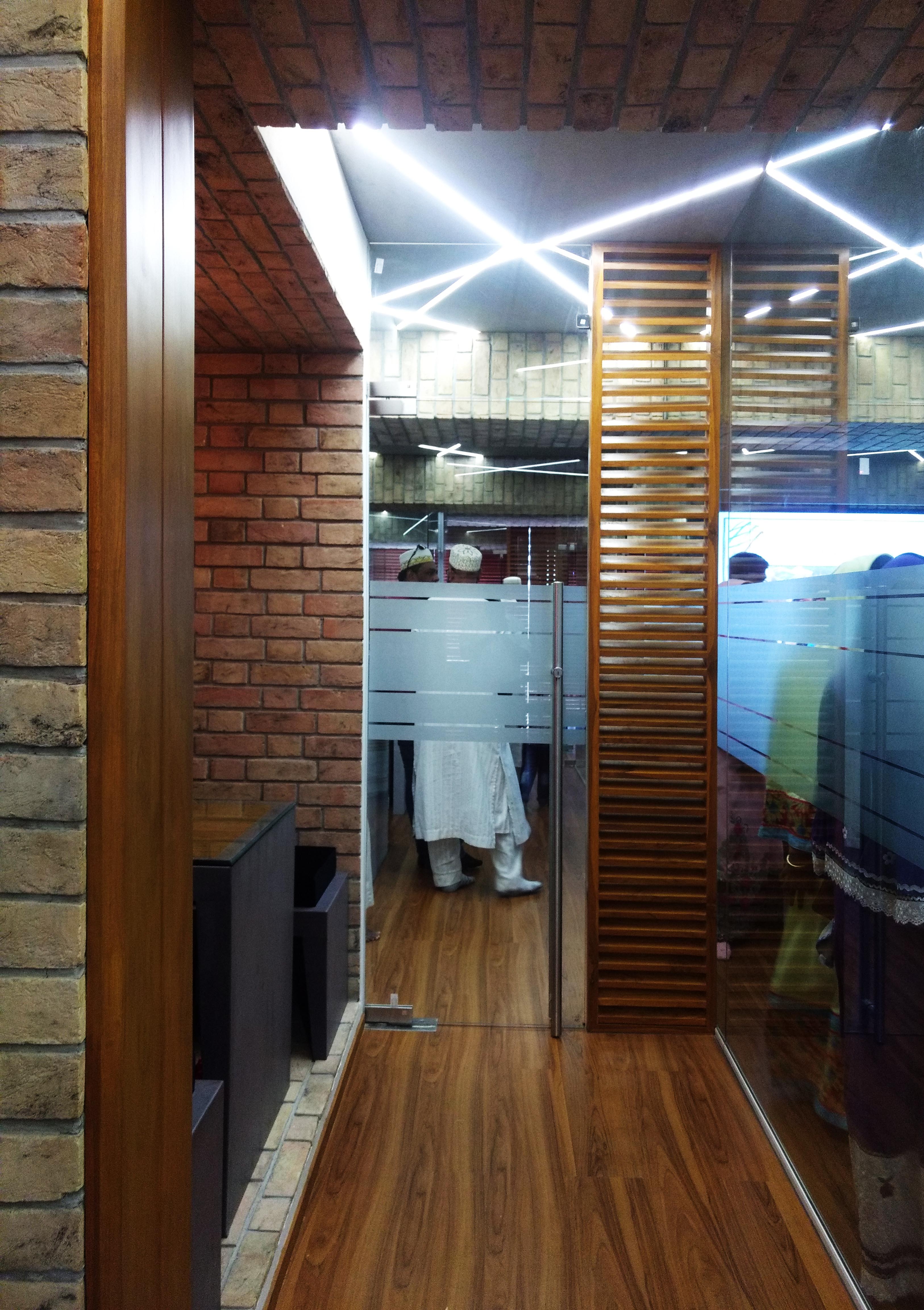 建筑工厂协作公司的现代办公室设计-11