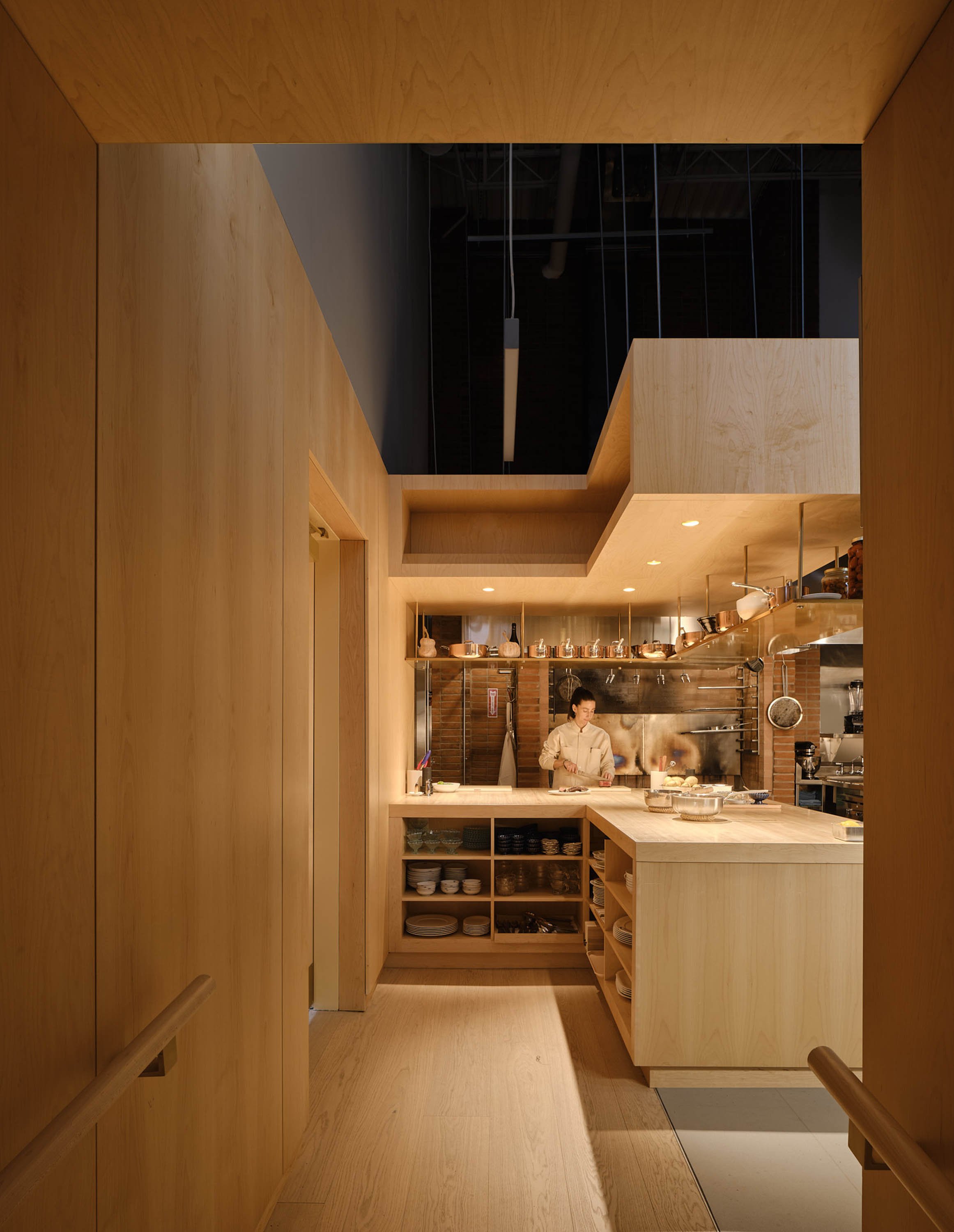 原味海鲜皇宫餐厅·原始店 

注：OG常见在口语中表示Original Gangster，有元老、鼻祖、原始的等意思，推测这里Prime Seafood Palace · OG表达招牌海鲜餐厅的原始店的意思，餐厅是后加的，因为原英文标题里推测这家店可能是餐厅，你可根据实际情况调整   丨加拿大多伦多丨Omar Gandhi Architect-11