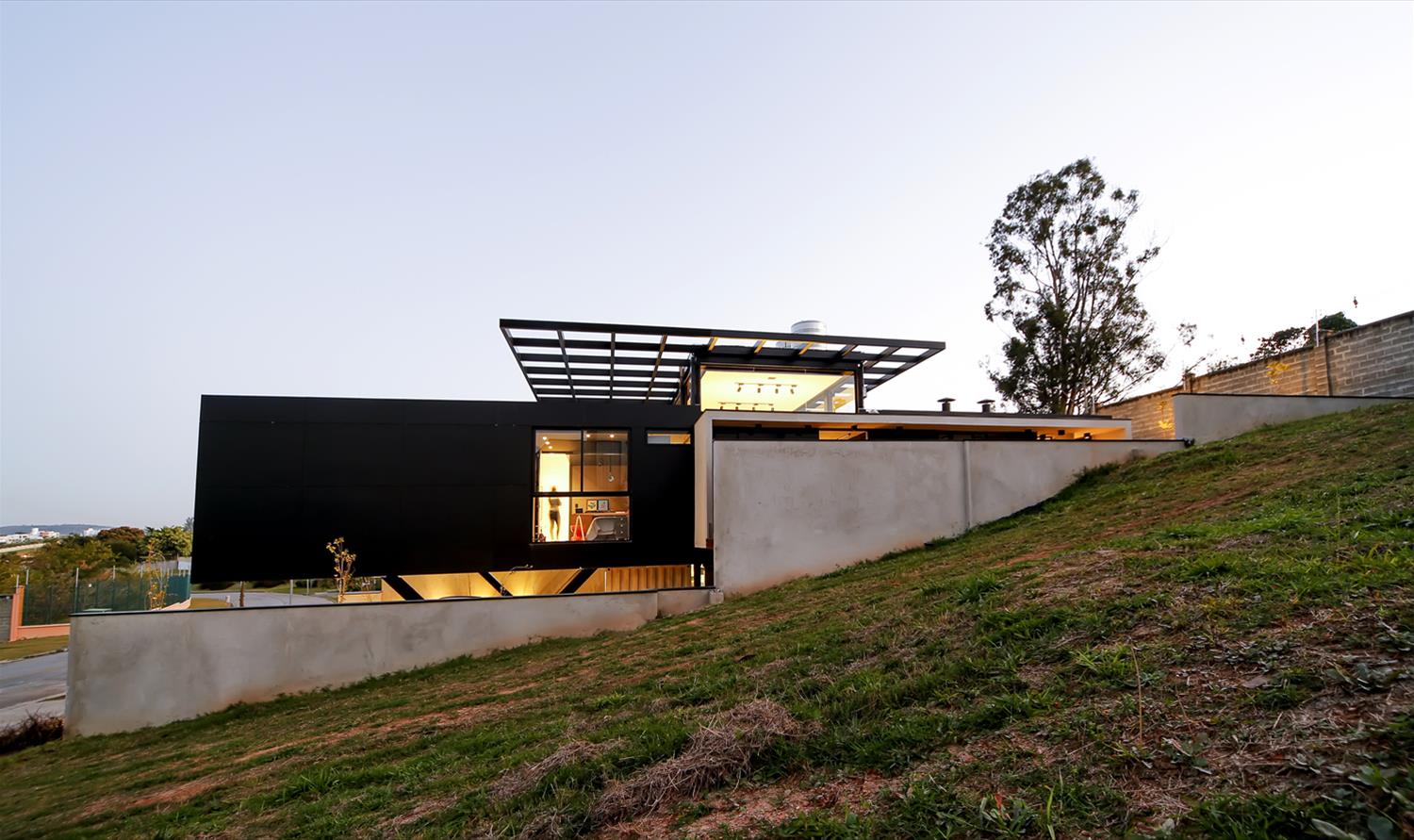 巴西独特 V 型支柱住宅设计-1