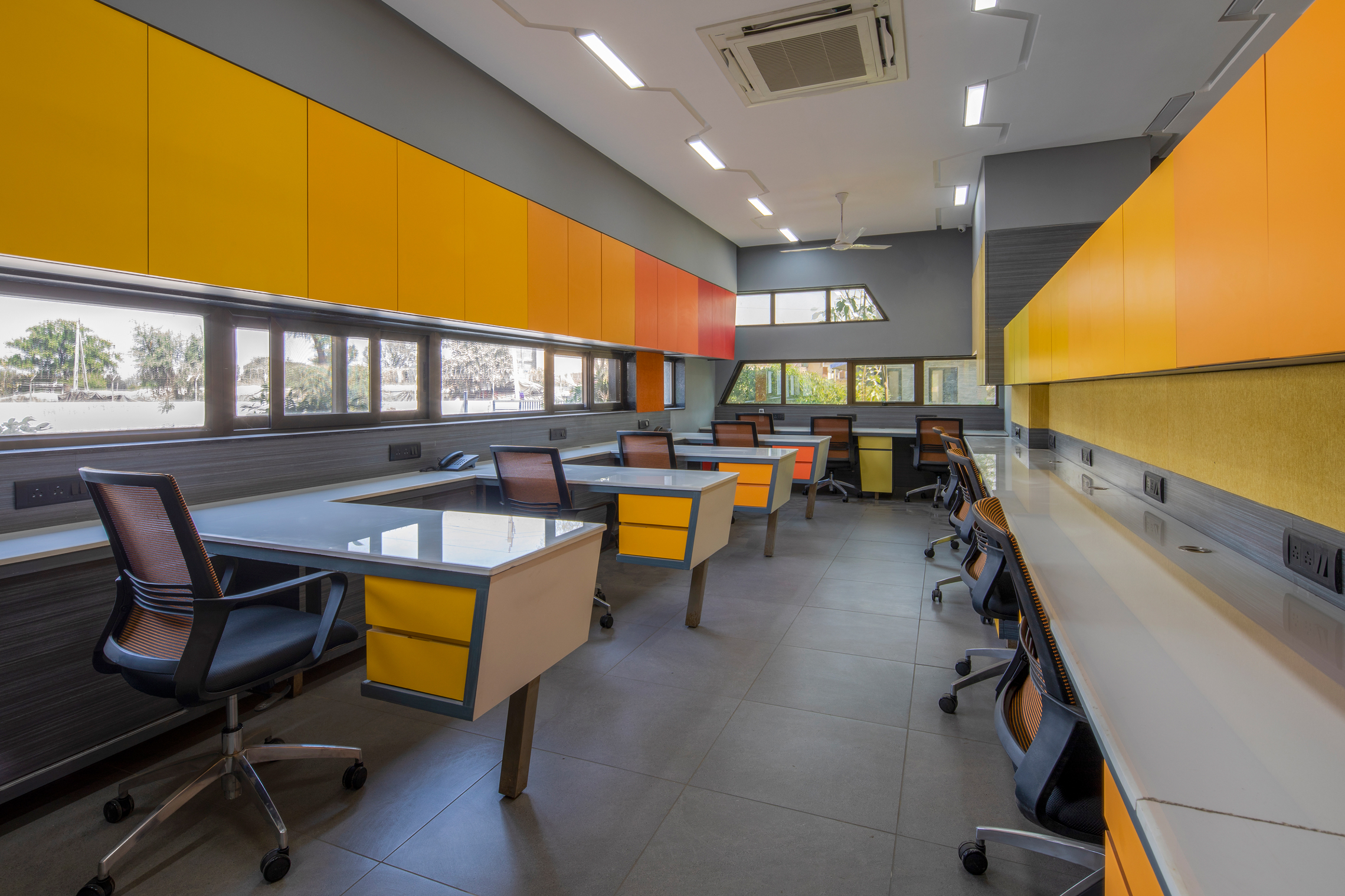 波浪形屋顶的纺织印刷机械制造商总部-15