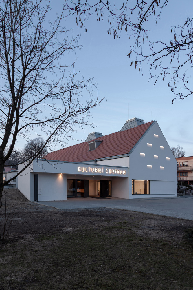 捷克 Píšť信息文化中心 · 白色几何建筑的公共空间创新-33