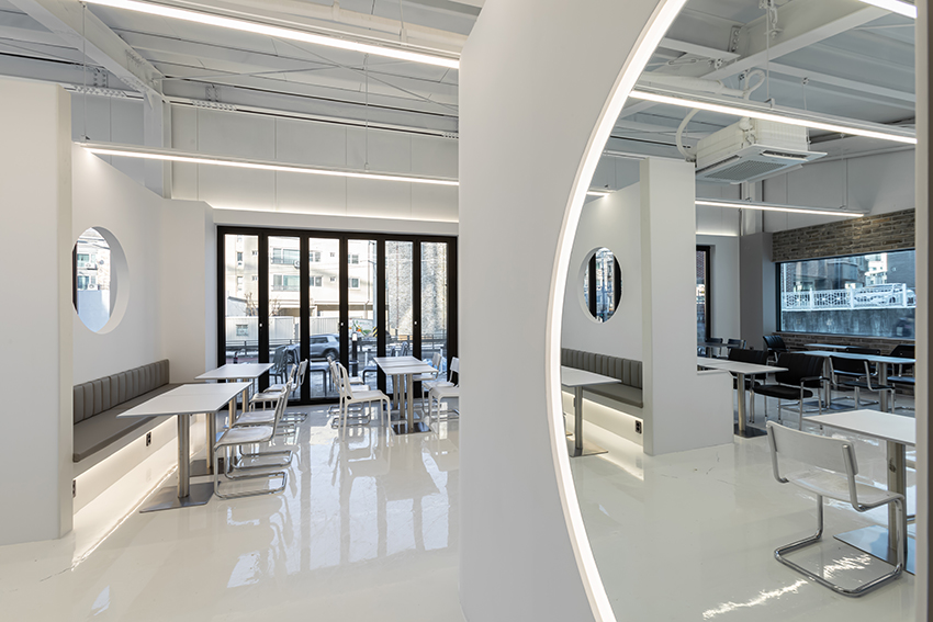 白色调的极简咖啡厅 | 60 平米的精致设计-13