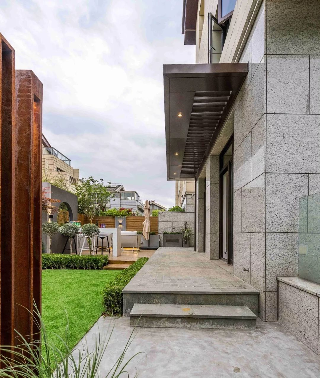 上海简约现代花园设计，实现建筑与自然的和谐共生-59