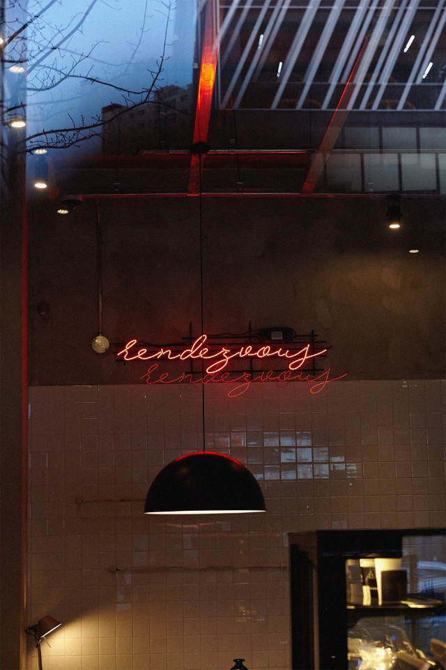 现代简约风 11 坪咖啡厅，明亮照明点睛之笔-9