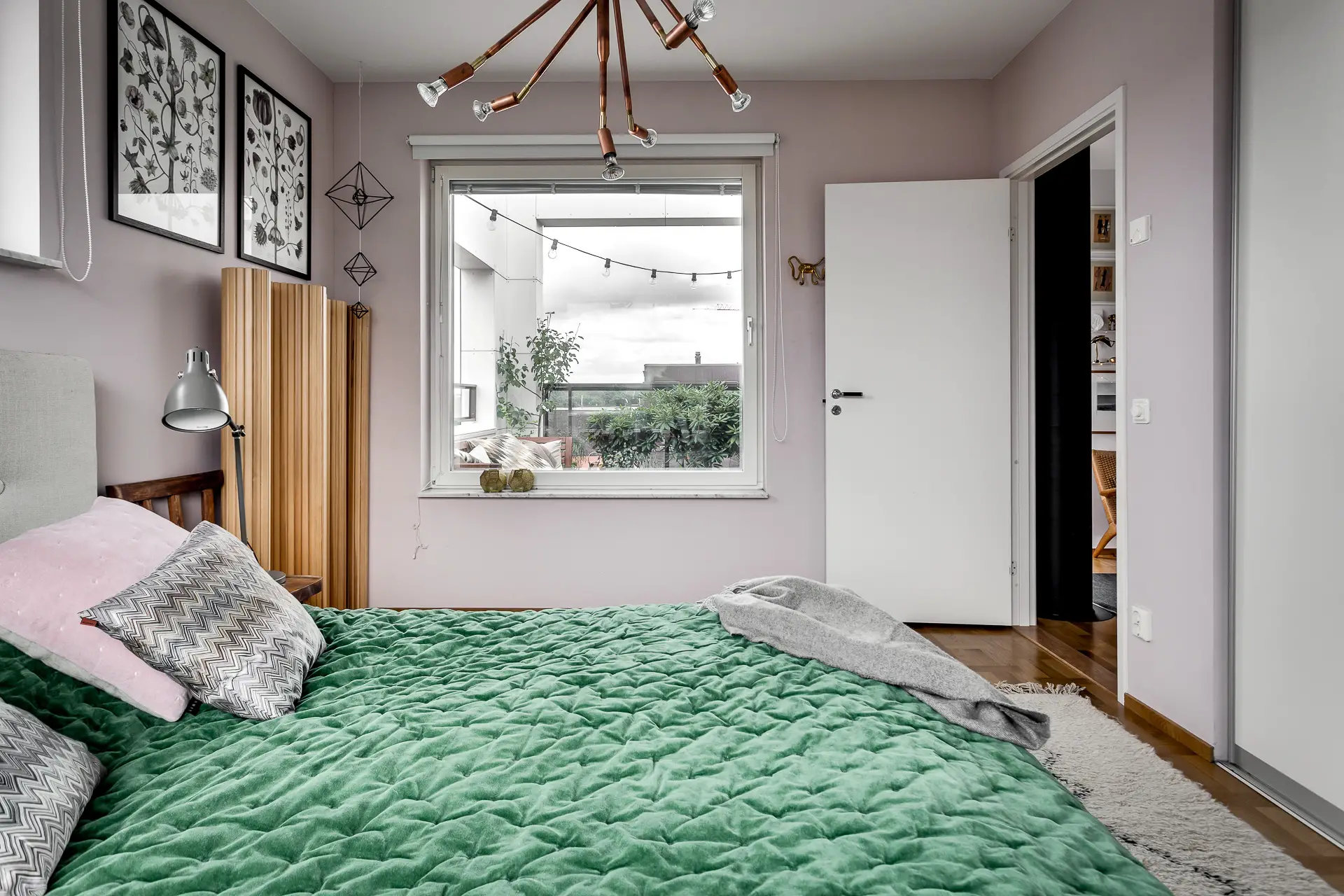 极简灰色公寓中的法国设计金属壁炉-16