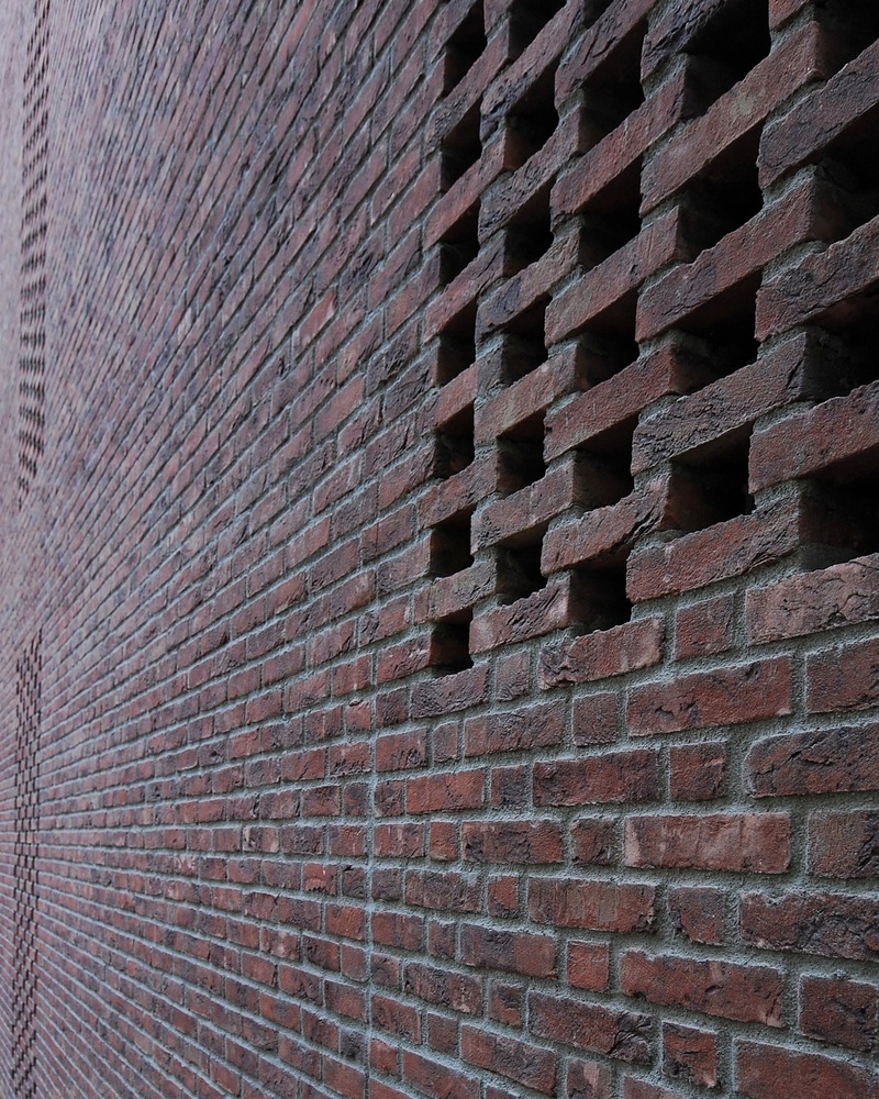 罗马尼亚四口之家垂直住宅，自然材料与光影共舞-42