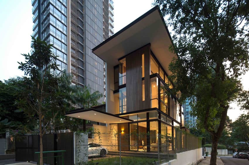 A Home With Emphasis on the Relation Between the Indoors and the Outdoors in Singapore-8