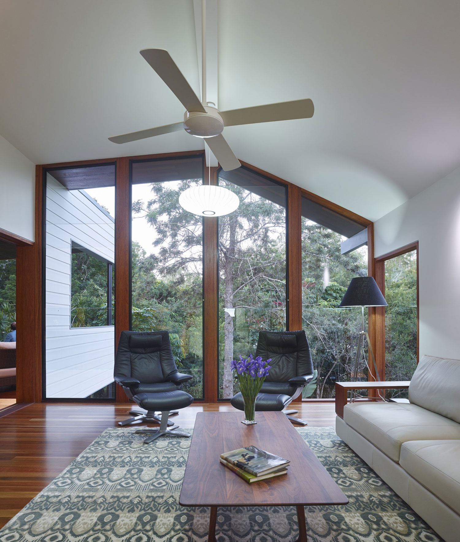 澳大利亚肯莫尔山森林中的现代小溪屋-22