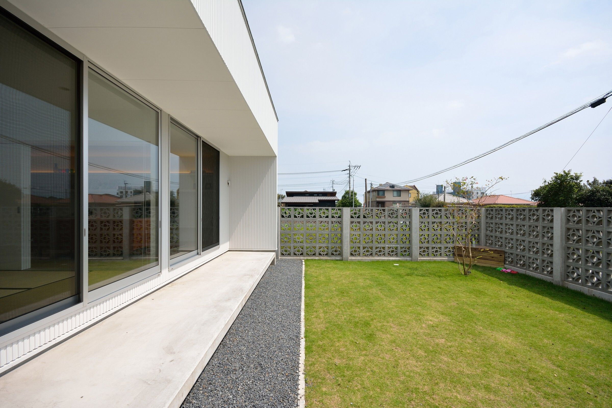 日本长型场地上的简约木质住宅-15