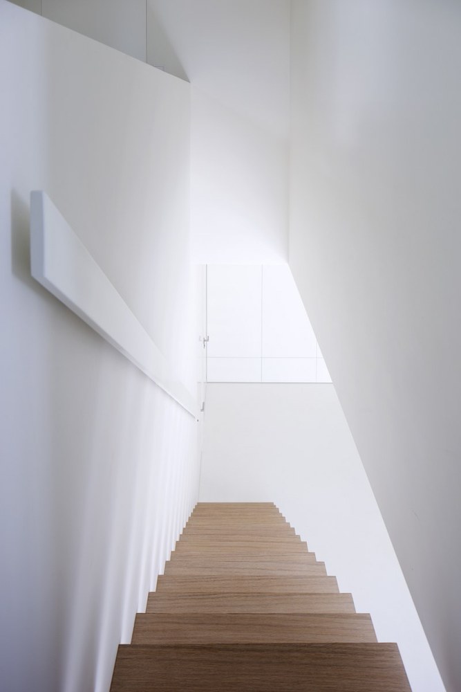 波兰南部森林中的现代简约住宅-53