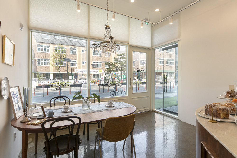 白色与木色交融，极简主义的餐厅设计-3