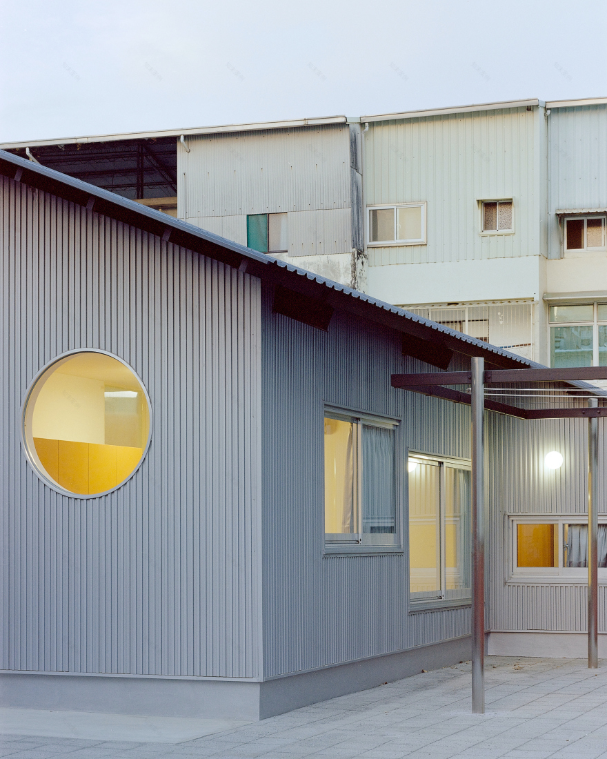 Double Roof House / Studio Tngtetshiu-40