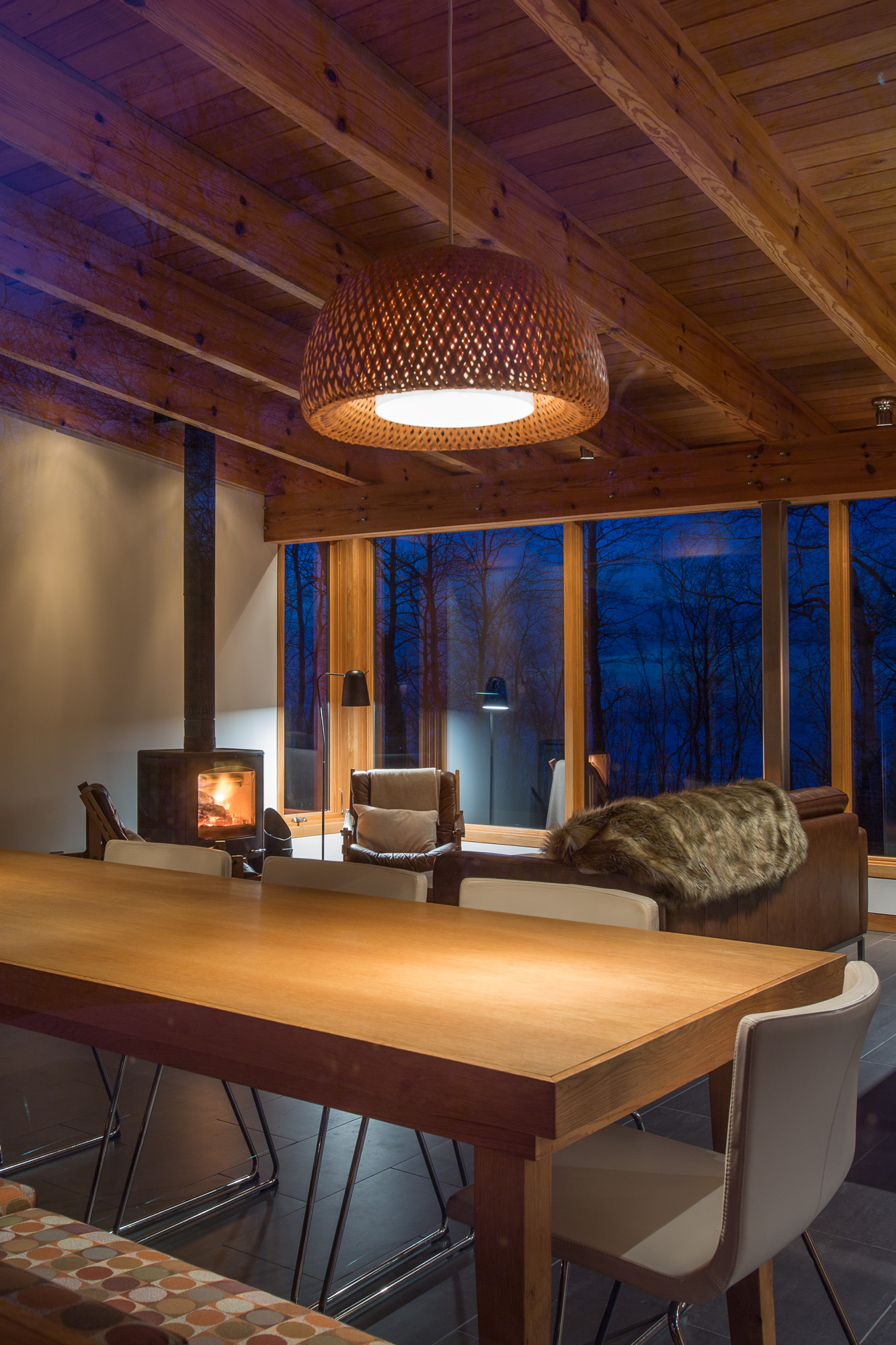 温尼伯湖畔的现代小屋，融入自然的私密空间-16