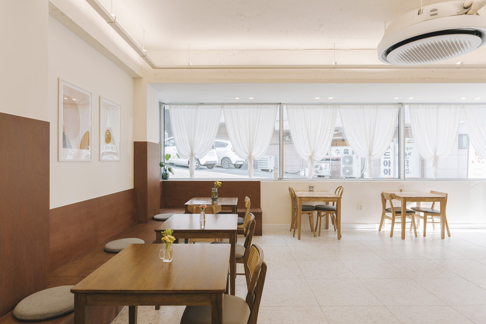 白色与木色，打造 21 平极简咖啡厅-5