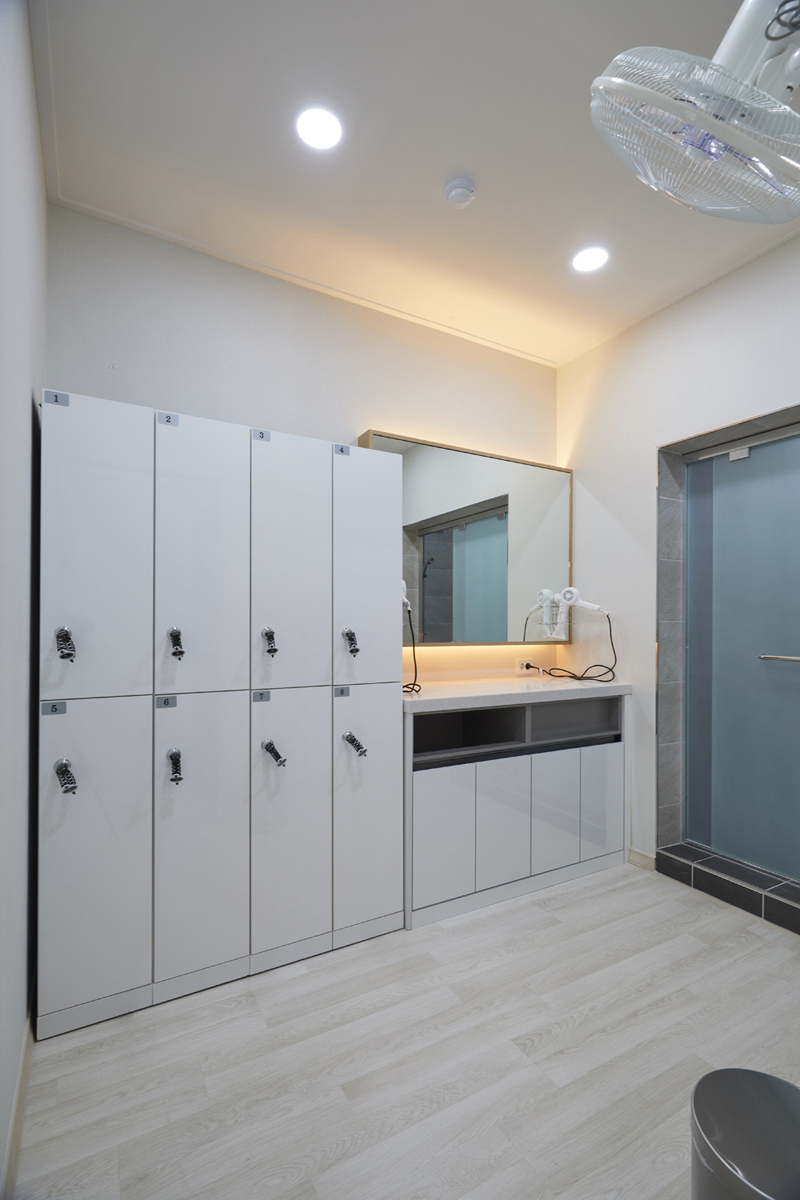 现代明亮 60 平健身中心，专业与时尚的完美融合-18