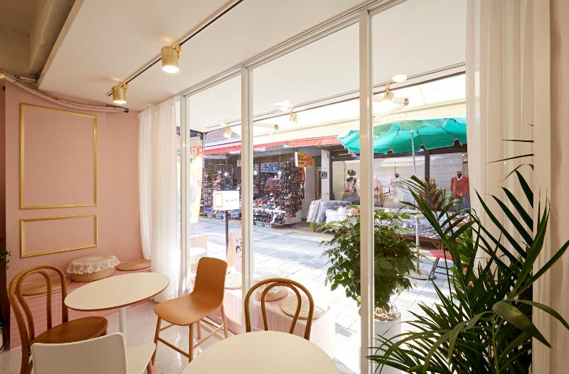 首尔尹氏咖啡厅 | 8 坪空间里的白色与原木魅力-5