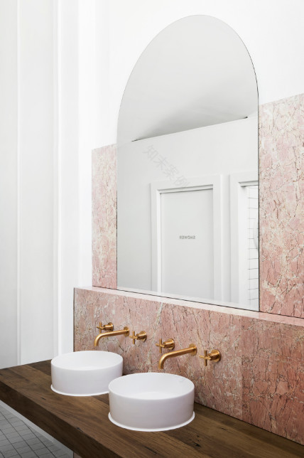 金色的;金黄色的;金的;金制的-131