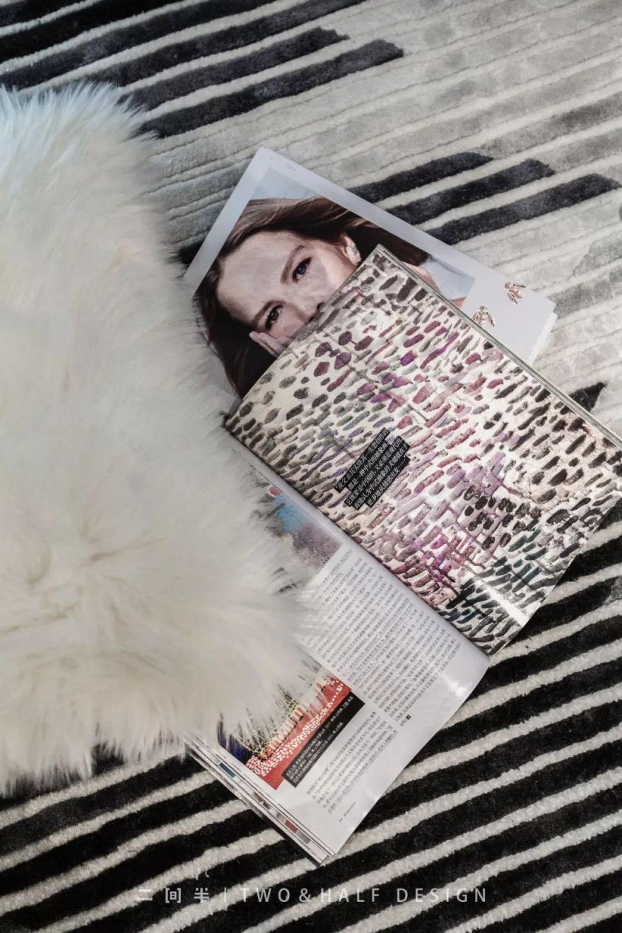 灰色调空间中的光影探索-22