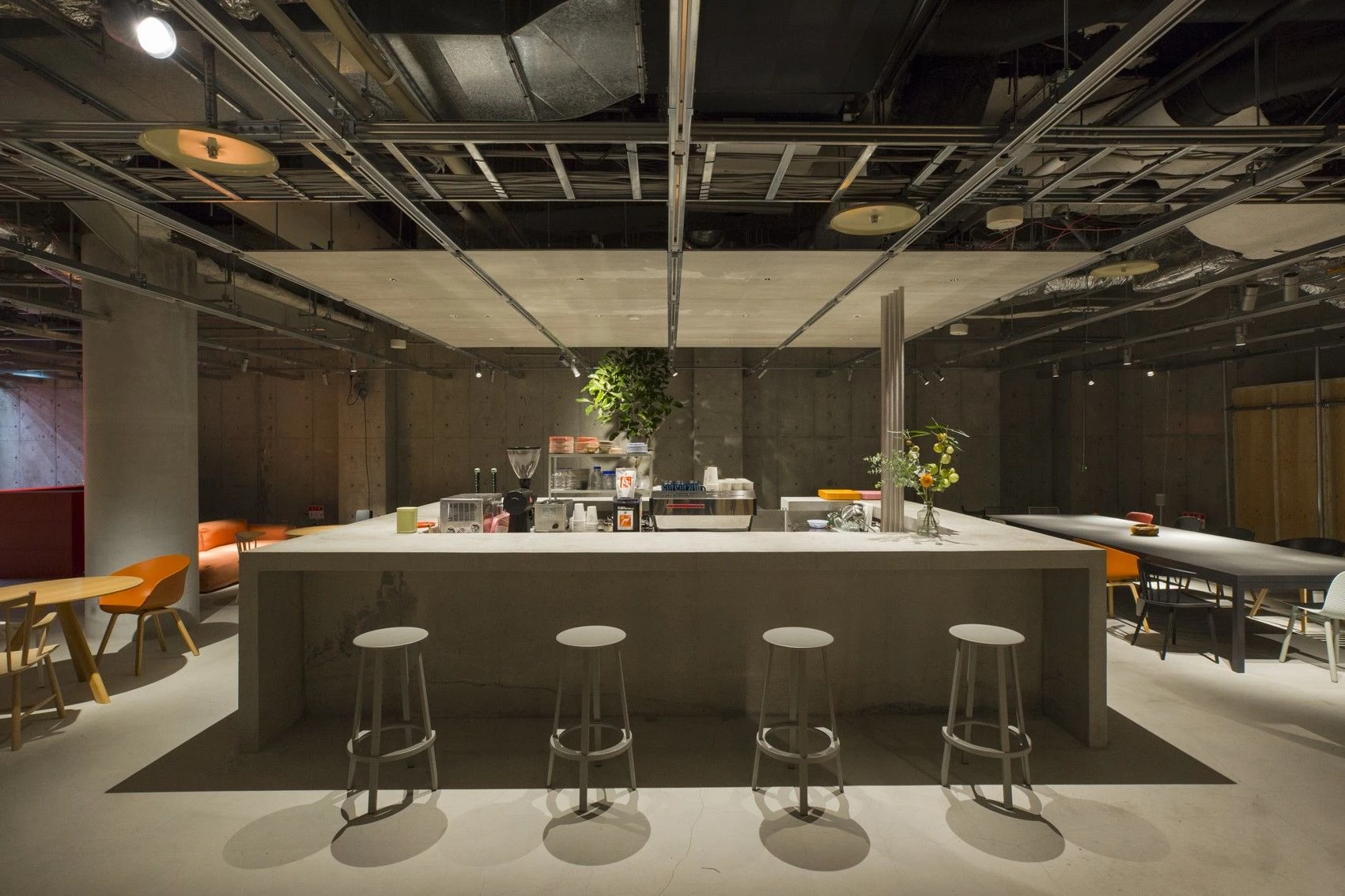 东京 HAY 旗舰店 | 灵活可变的家具系统空间-10