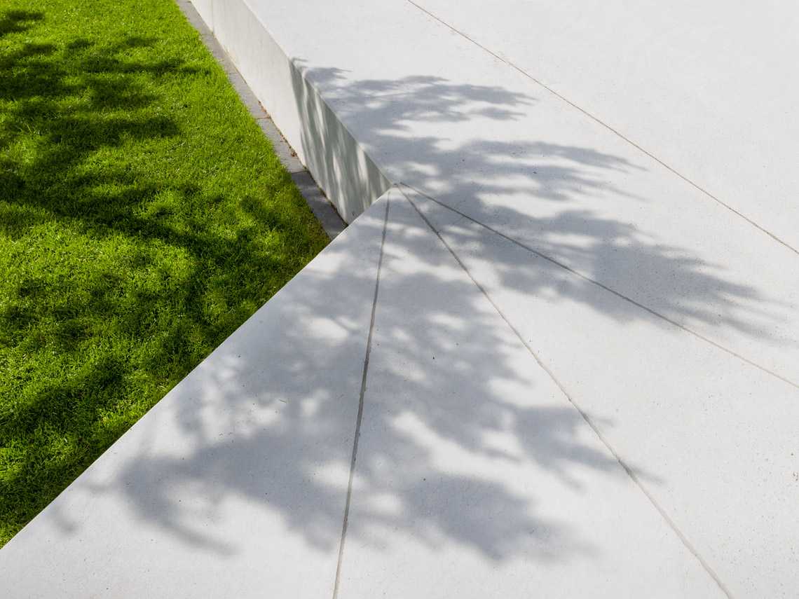 丹麦海宁体育馆折形混凝土庭院-2