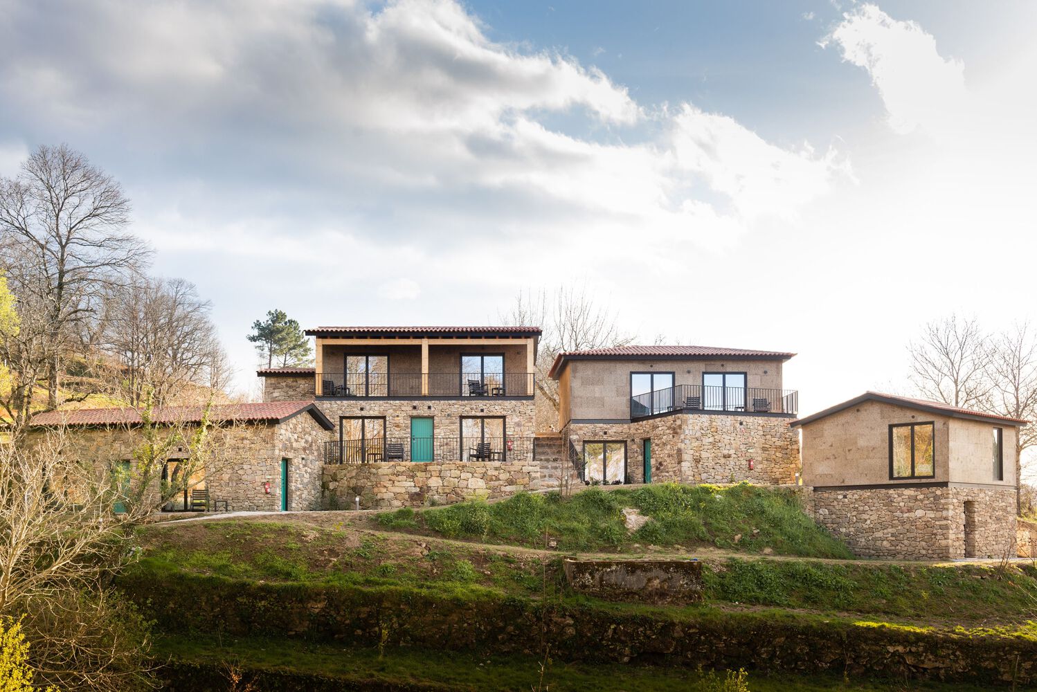 葡萄牙山脉中的和谐身心灵康养中心丨PLATAFORMArq-17