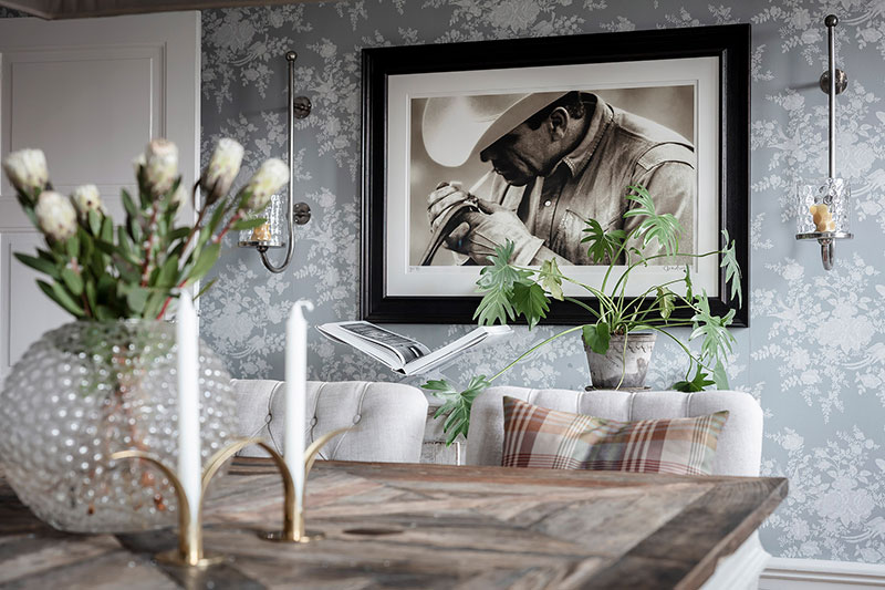 深蓝花卉壁纸 | 瑞典哥德堡大胆斯堪的纳维亚公寓设计-10