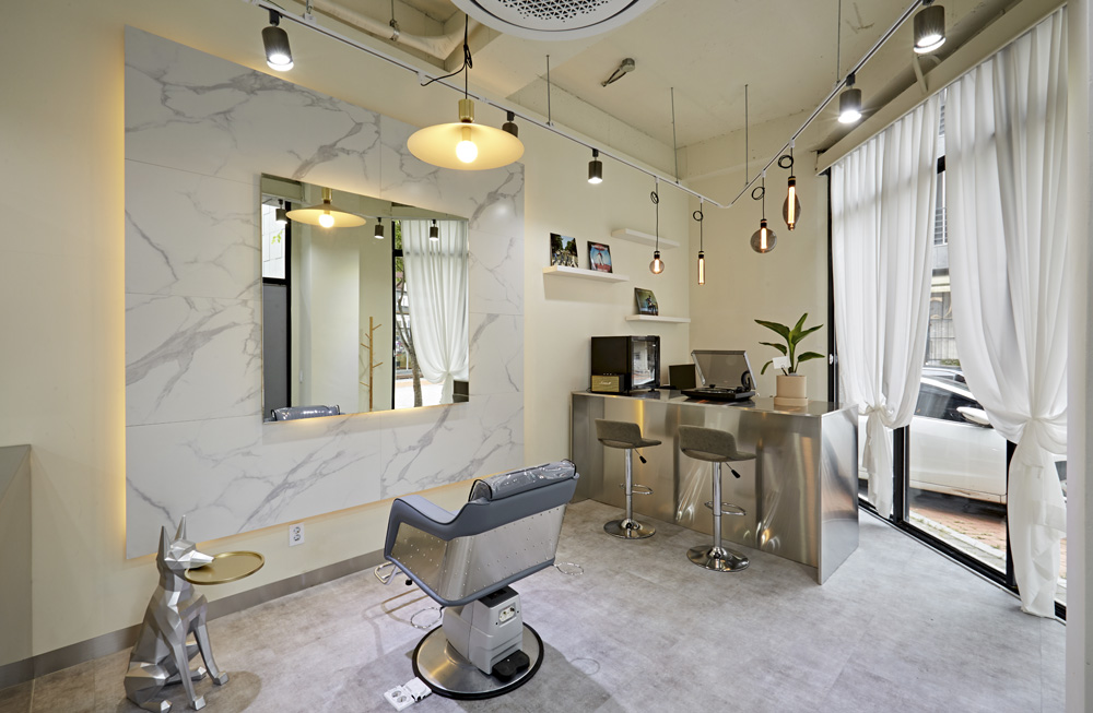 10 坪男性专用美容室设计，极简工业风打造舒适空间-2