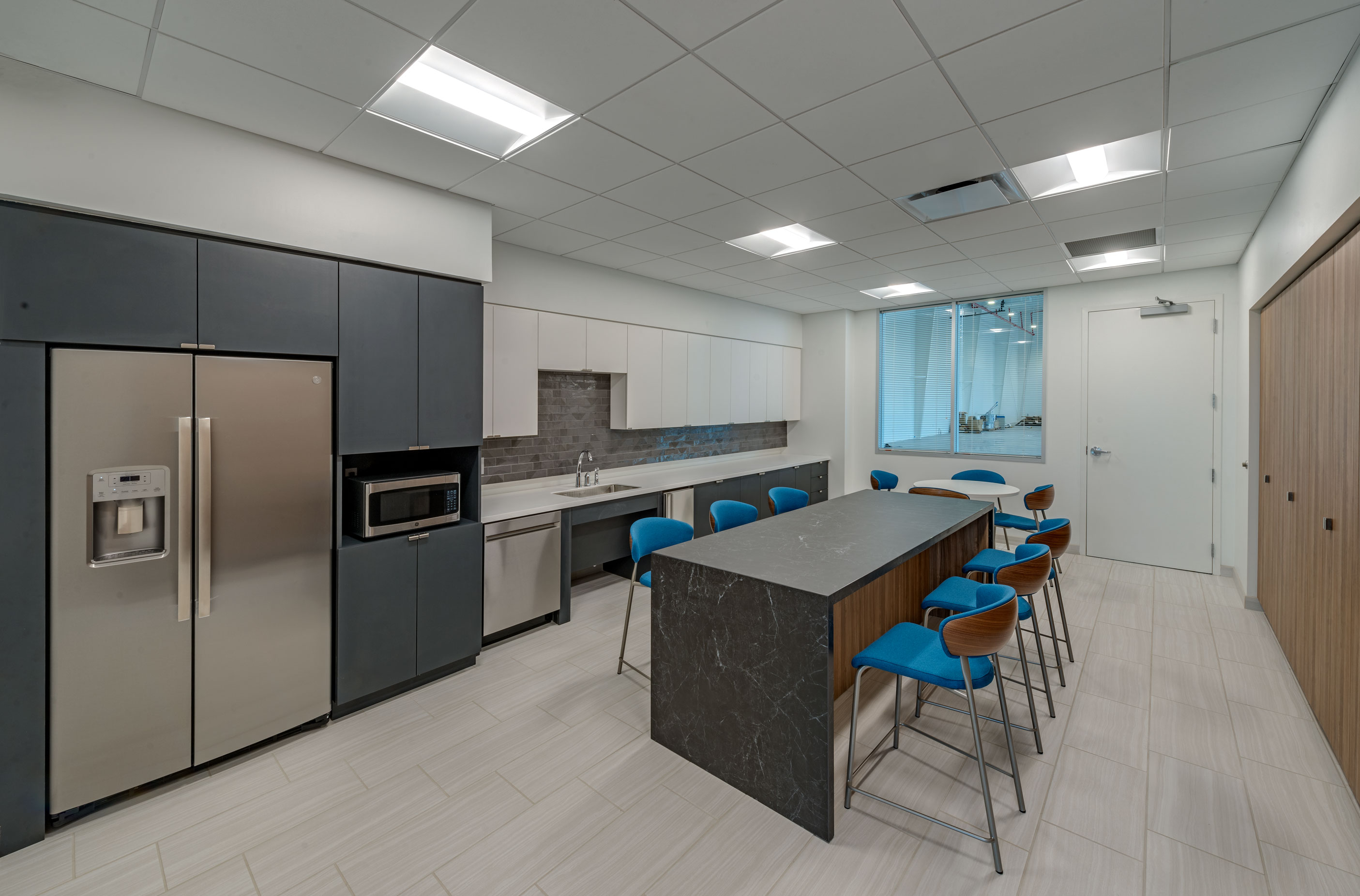 多功能汽车展厅及办公空间丨Goree Architects-12