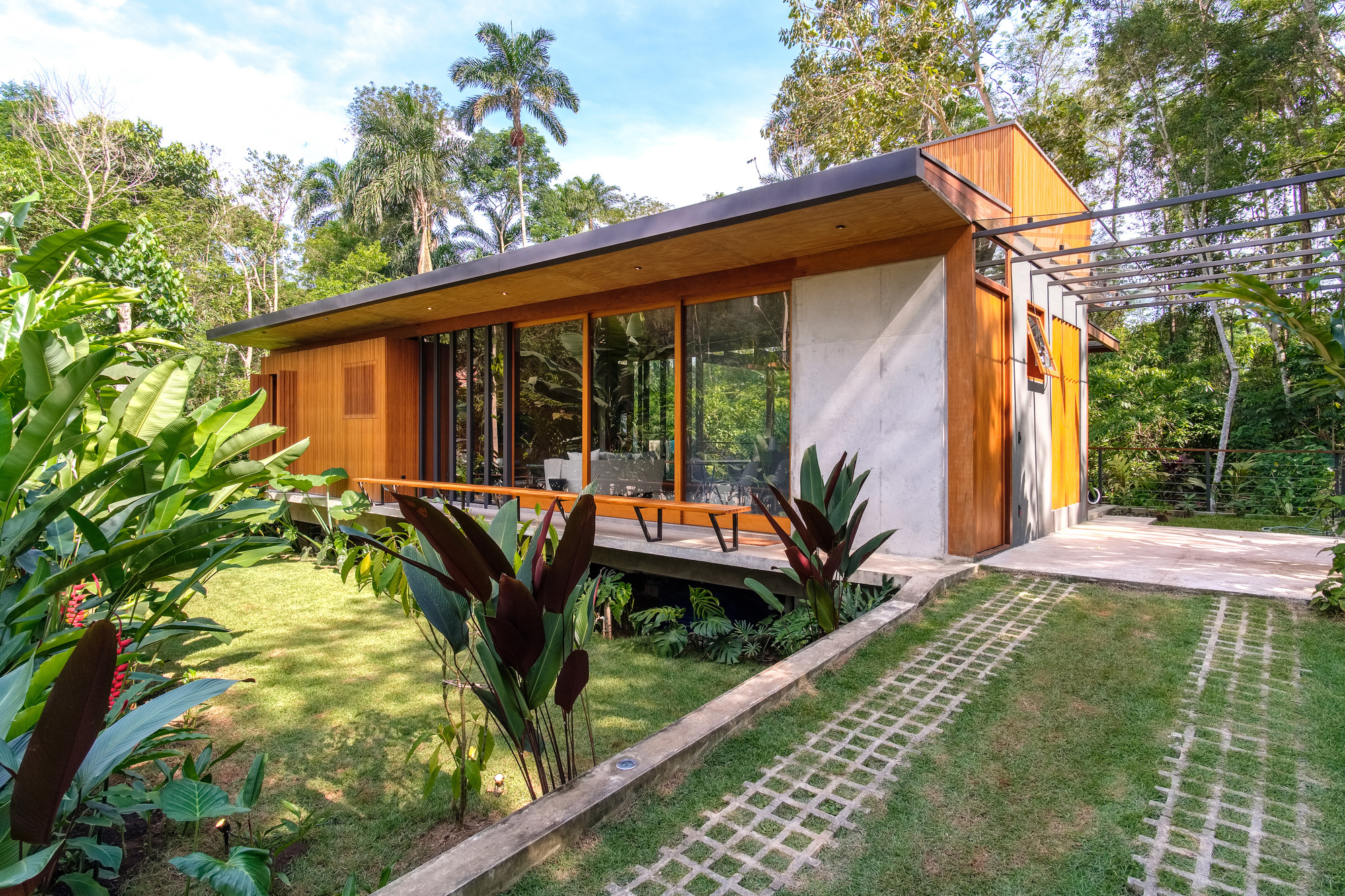 巴西绿意盎然的海岸线上的生态家园-23