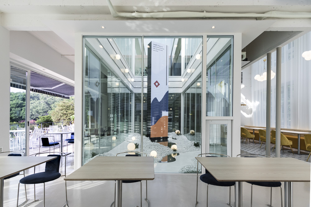 现代高级的布兰奇咖啡馆设计-3