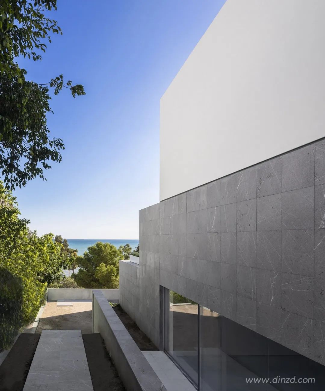 白色极简，融入自然的住宅设计-91