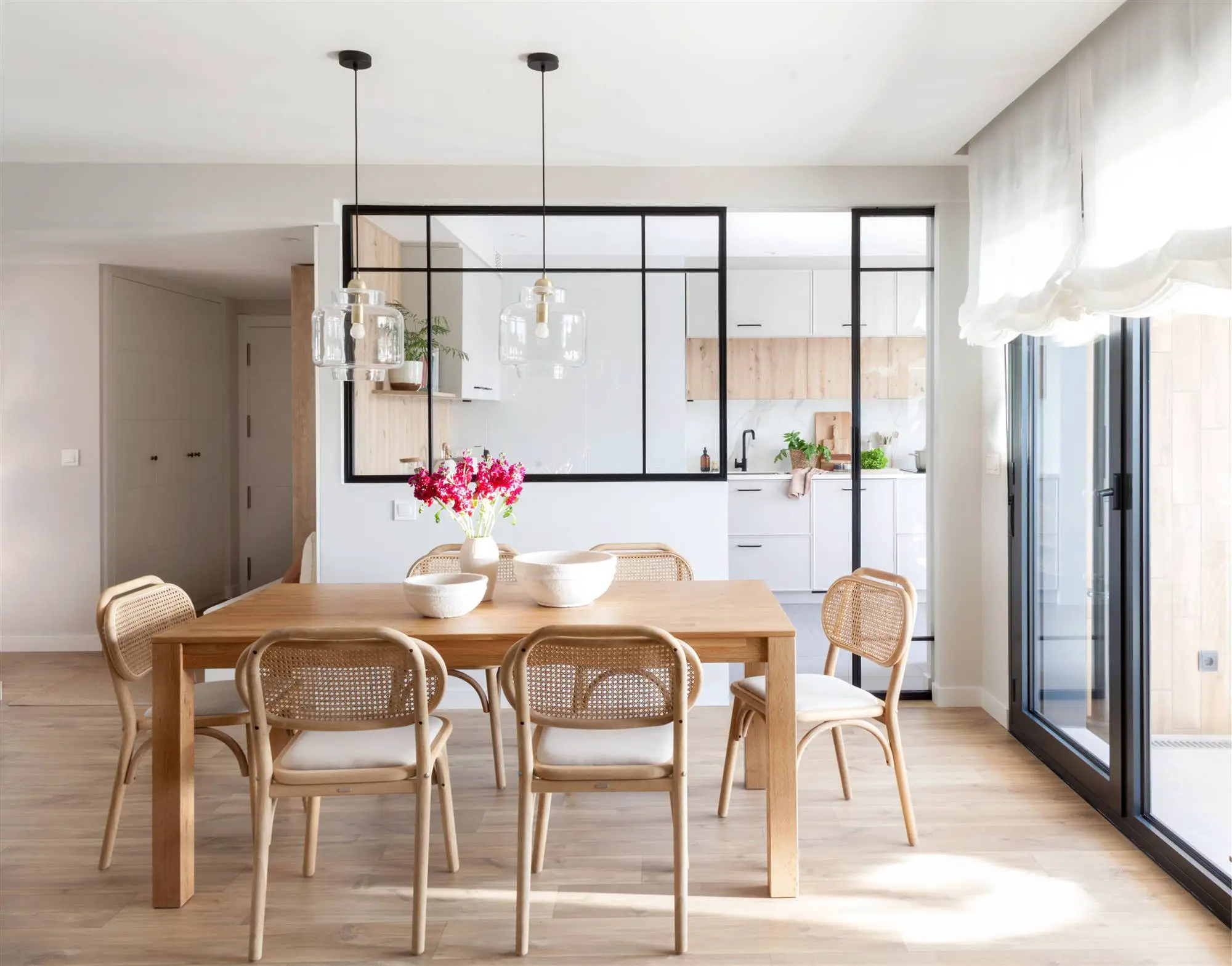 厨房中的一扇天窗，用于一间经过翻新的现代公寓-1