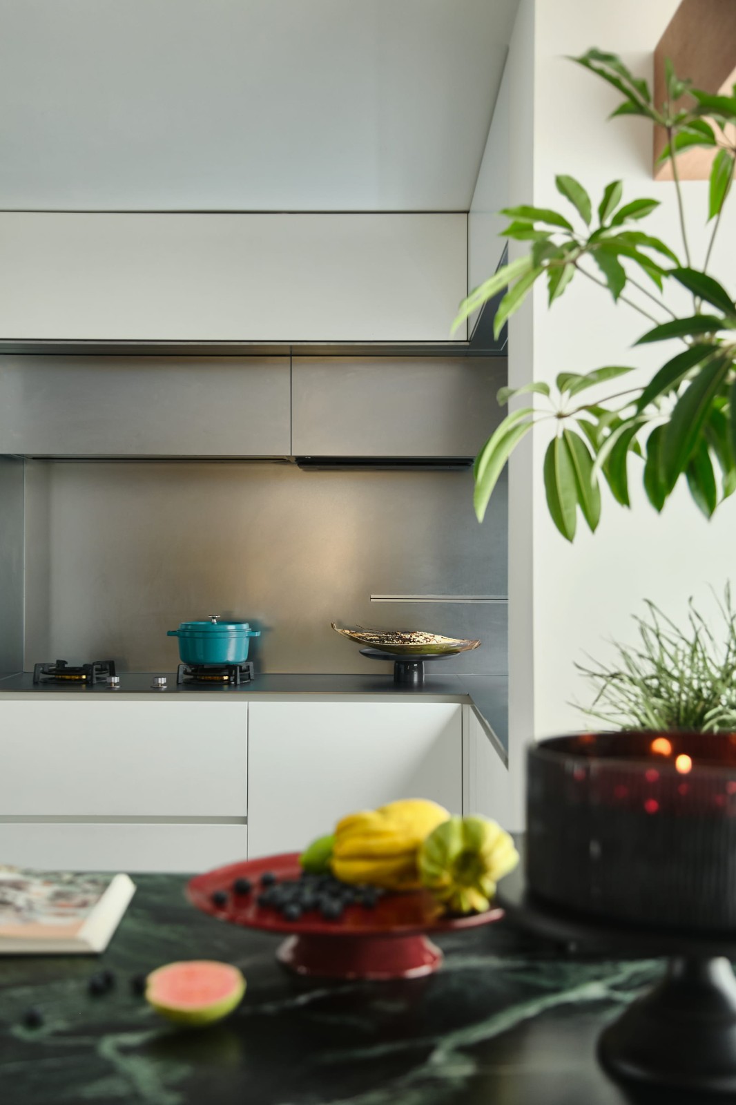 现代折衷与艺术的交织:复式空间“不被定义的家”设计丨HURR赫设计-28