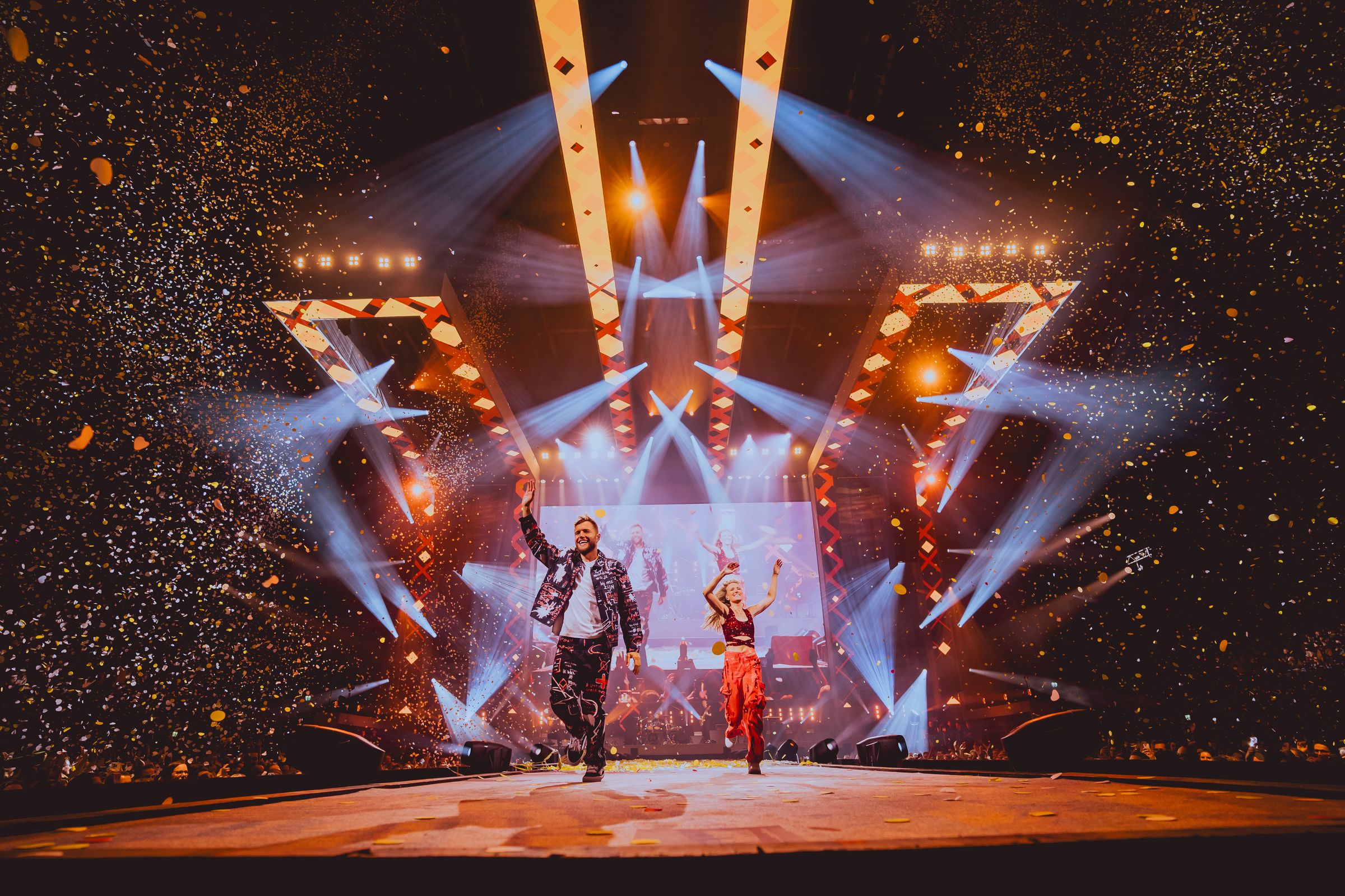 Stage design, showdirection & graphics - Suzan & Freek-2