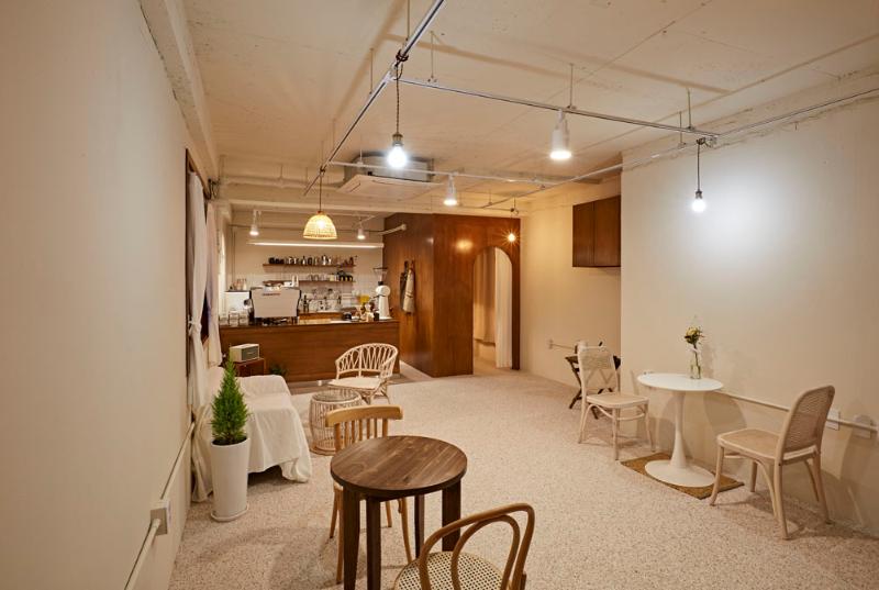 双层咖啡厅 | 白色与原木的 13 坪空间设计-7