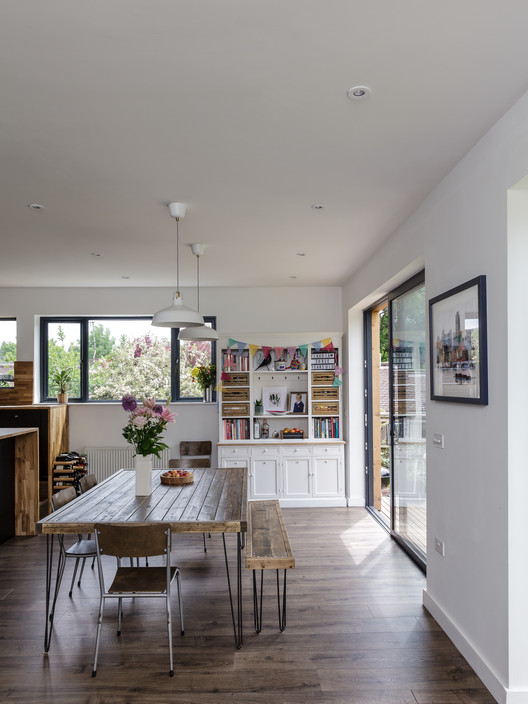 "翻新"英国 60 年代平房,打造现代家庭生活空间-12