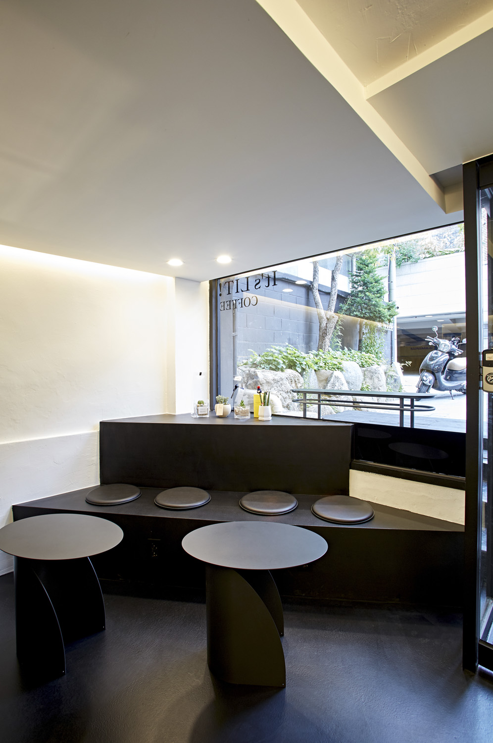 极简黑白咖啡馆-10