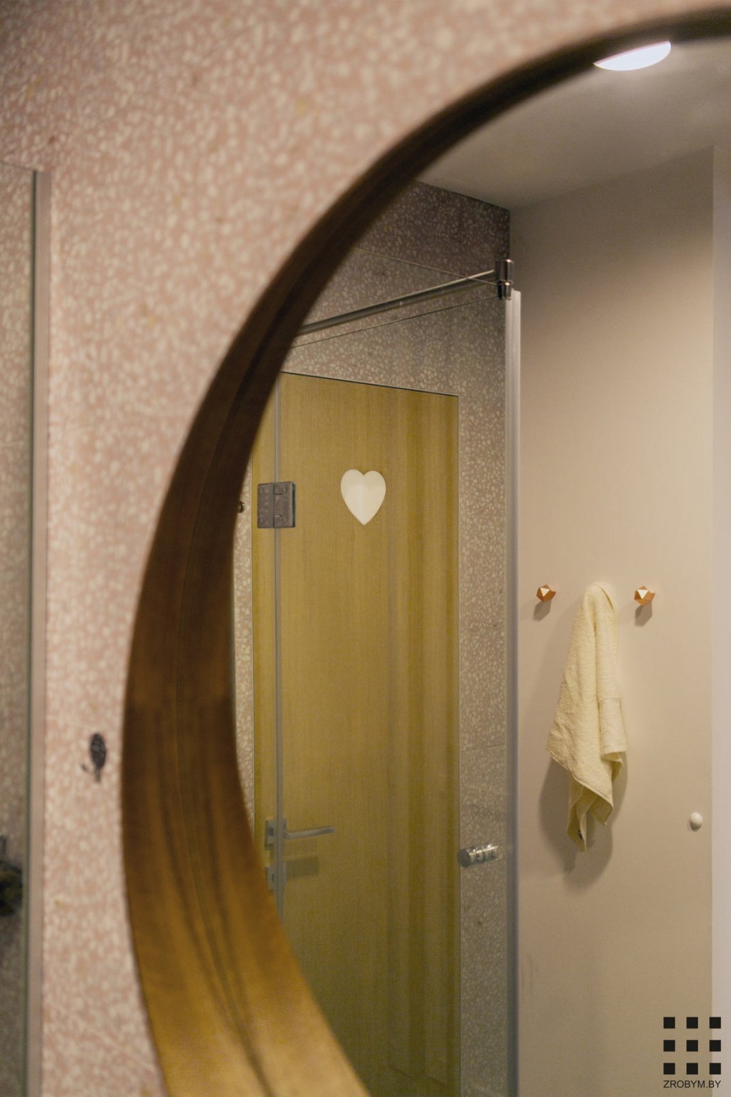 粉红与木，白俄罗斯46㎡单身公寓  Zrobym architects-29