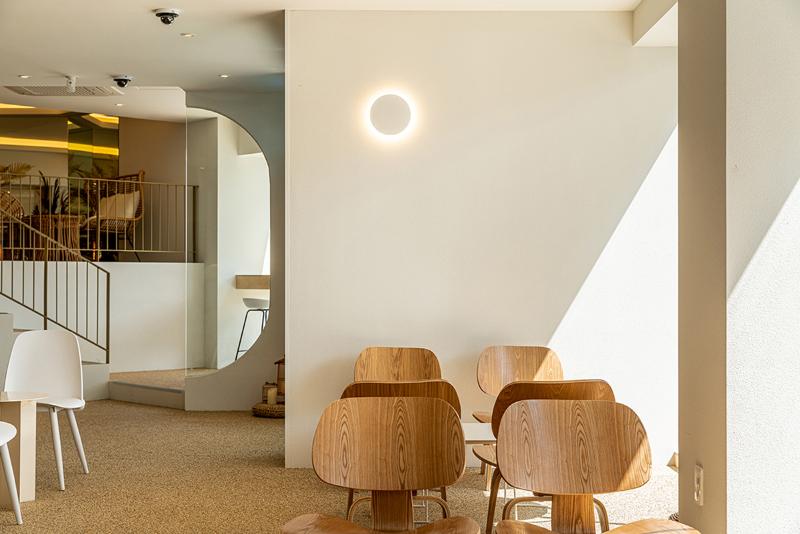 65 平米温馨咖啡馆，简约风中的白色魅力-10