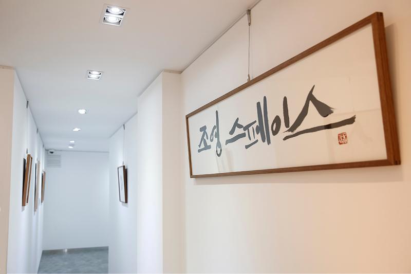 极简画廊空间，打造温馨艺术氛围-4