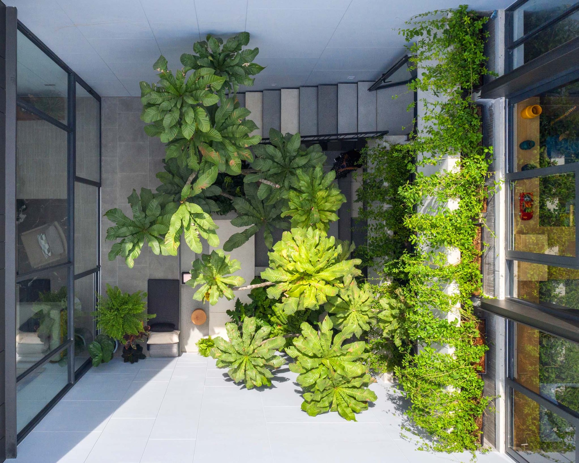 Courtyard Pattanakarn Residence / baan puripuri-35