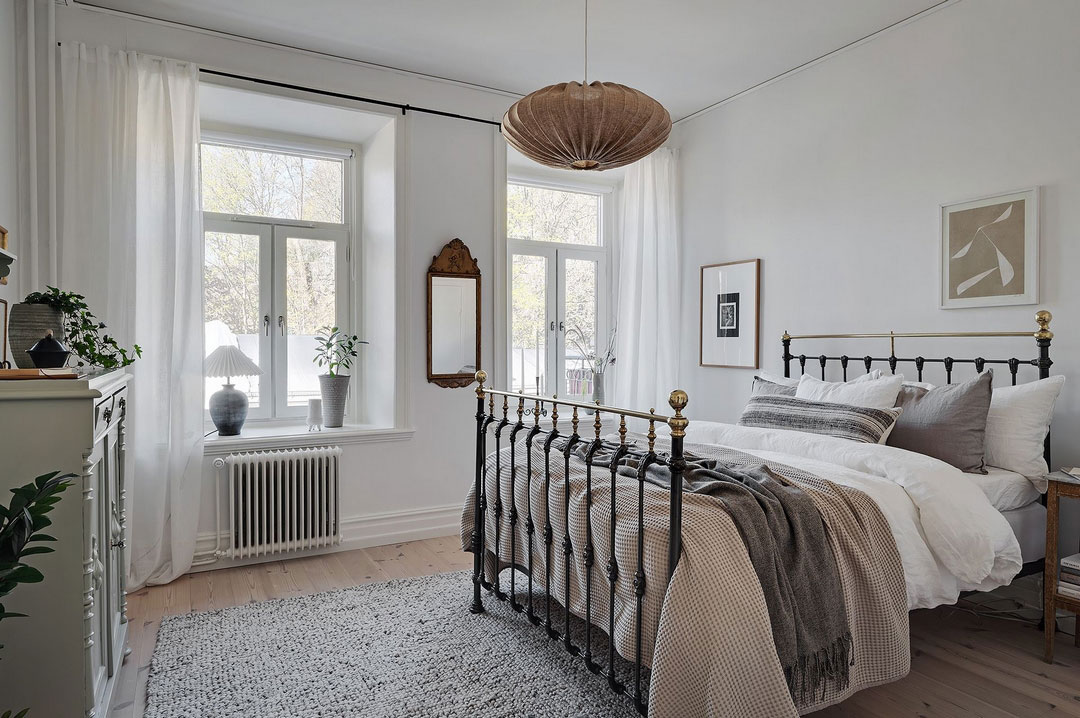 斯堪的纳维亚风格公寓的亮丽条纹沙发-16