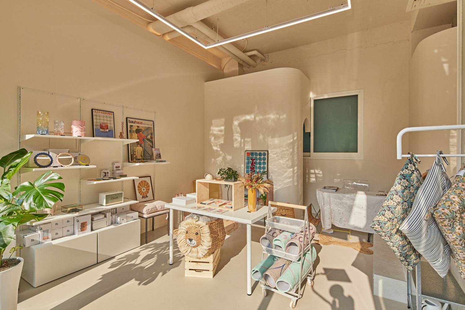 欧洲风情 17 平小空间，贝壳元素打造精致卧室&工作室-4