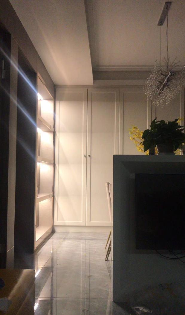 小居后现代轻奢风 | 白色柜面、墨绿背景、钛金柱灯-0