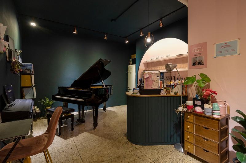色彩点睛，打造温馨咖啡馆与钢琴学院-2