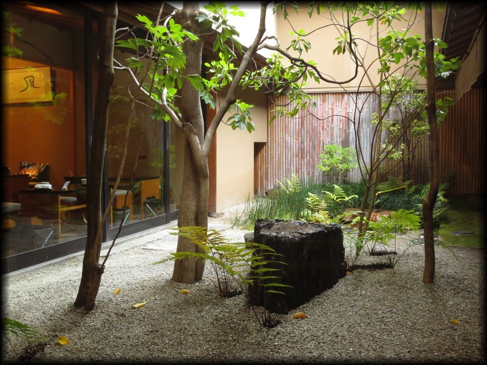 鶴屋吉信本店茶寮「菓遊茶屋」茶室「游心」及坪庭丨日本京都-26