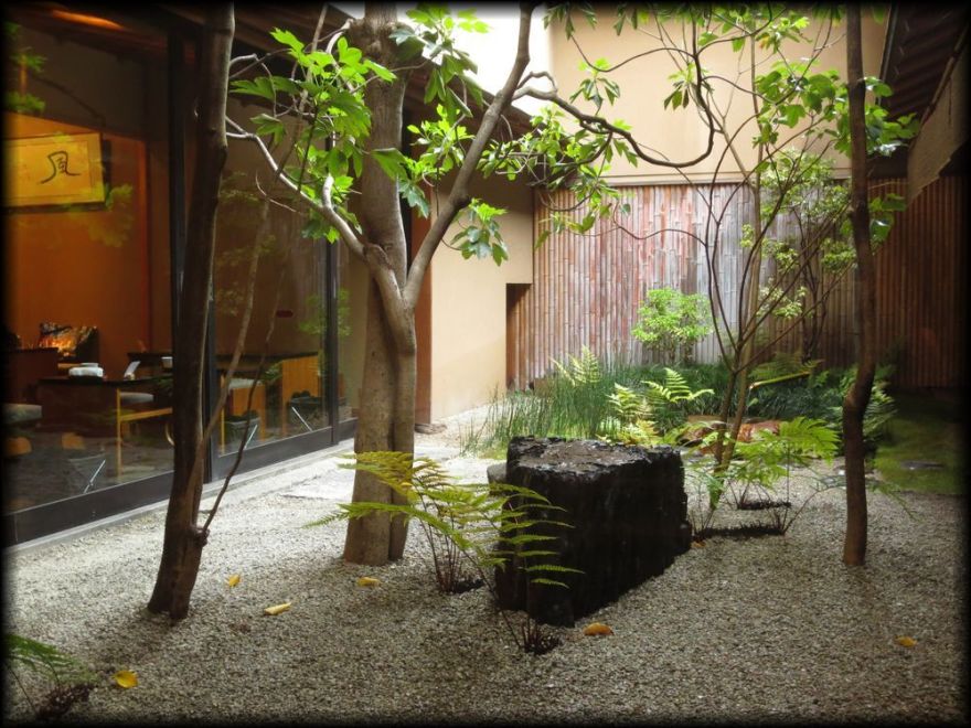 鶴屋吉信本店茶寮「菓遊茶屋」茶室「游心」及坪庭丨日本京都-26