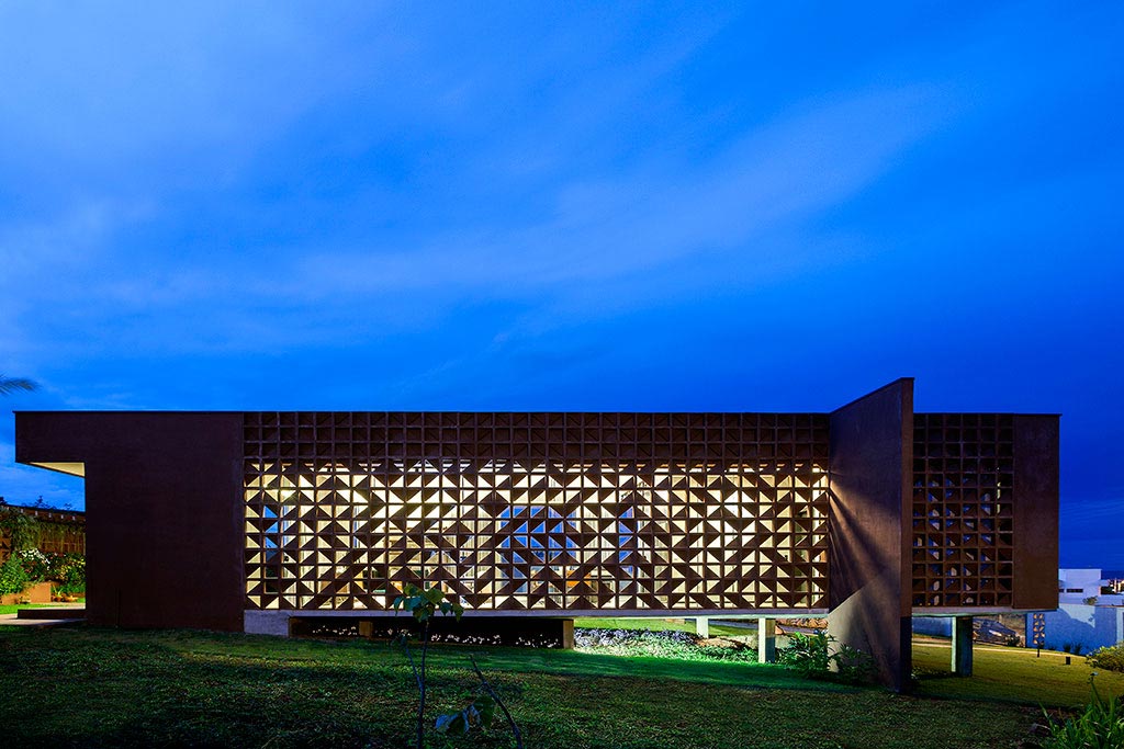 The design of a house in Brasilia which allows natural light to enter through its perforated brick walls   Page 2 of 2   CAANdesign  Architecture and home design blog-9