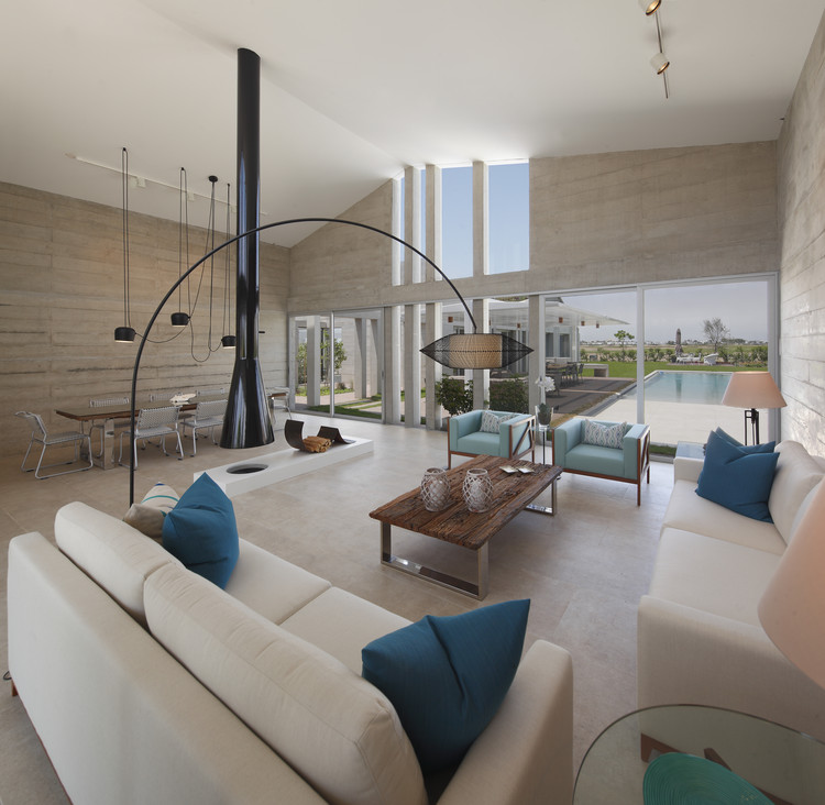 沙漠山丘中的 MW House | 绿意盎然、环境对话的休闲住宅-16