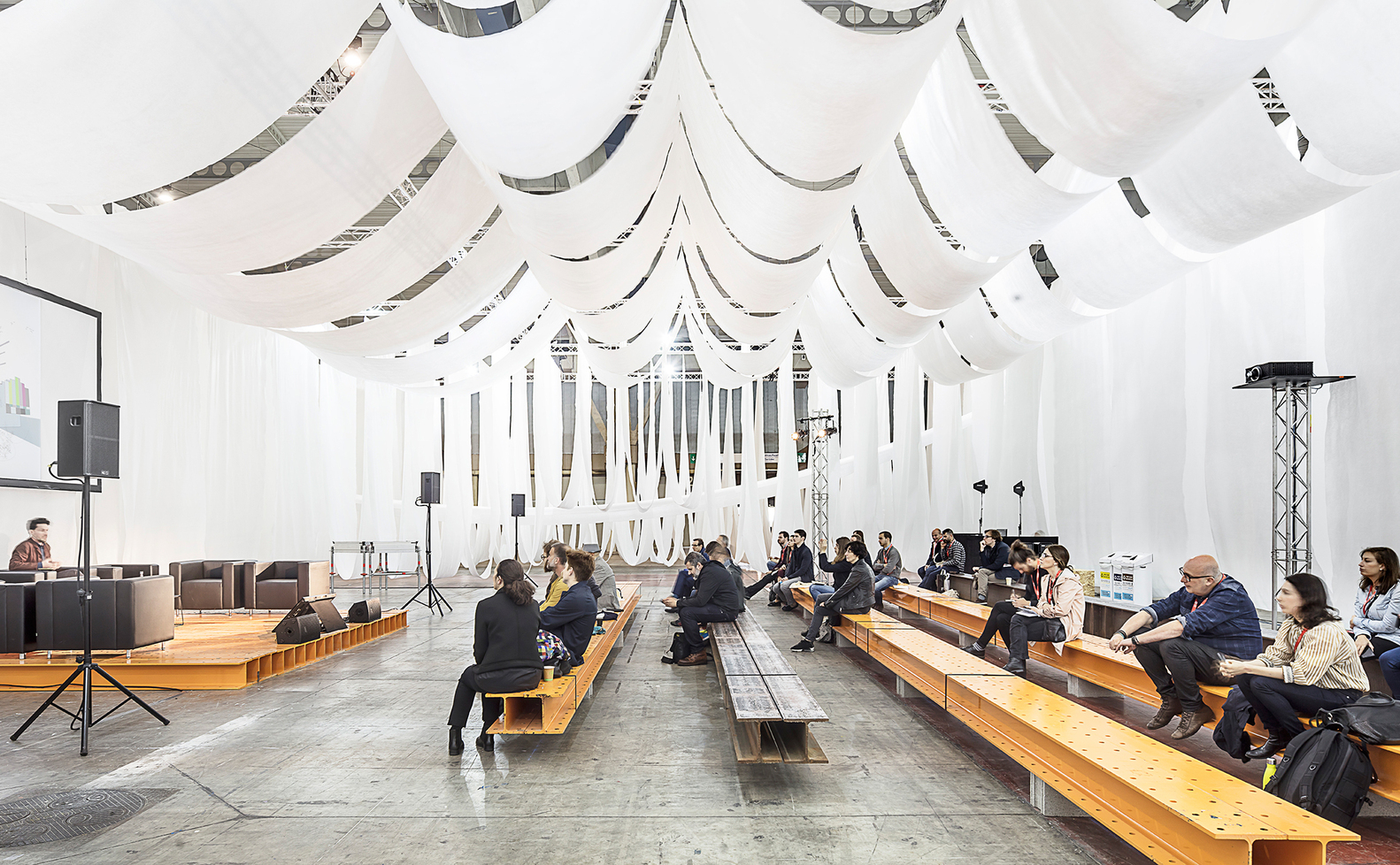 巴塞罗那临时空间建筑 · 环保与历史的完美结合-21